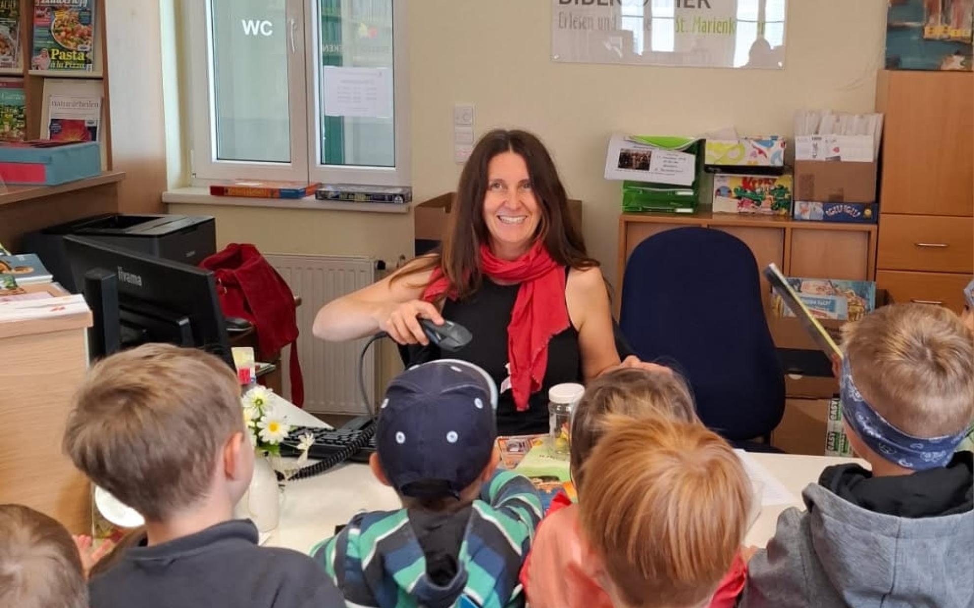 Kinder besuchen die Bücherei