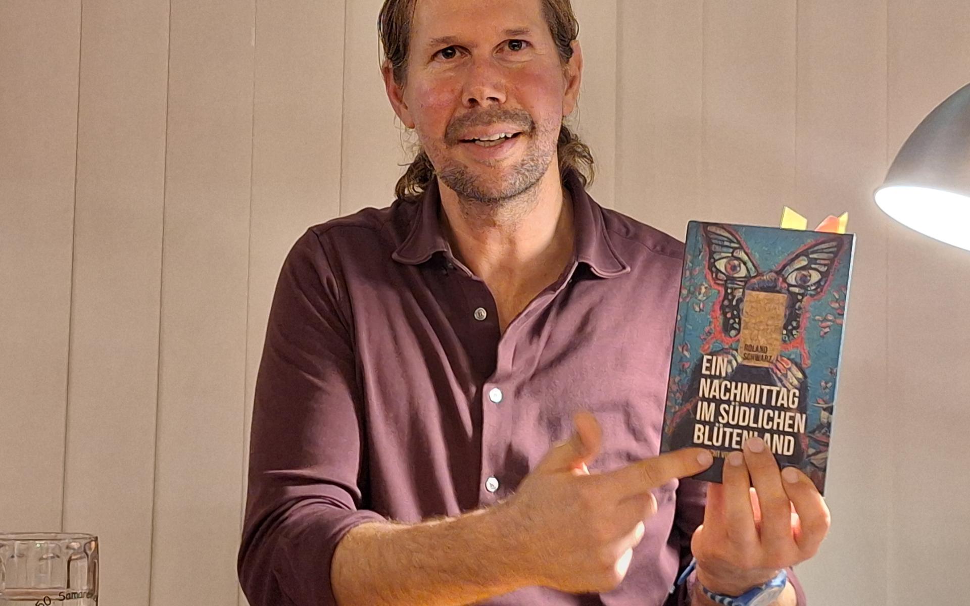 Roland Schwarz mit seinem Buch